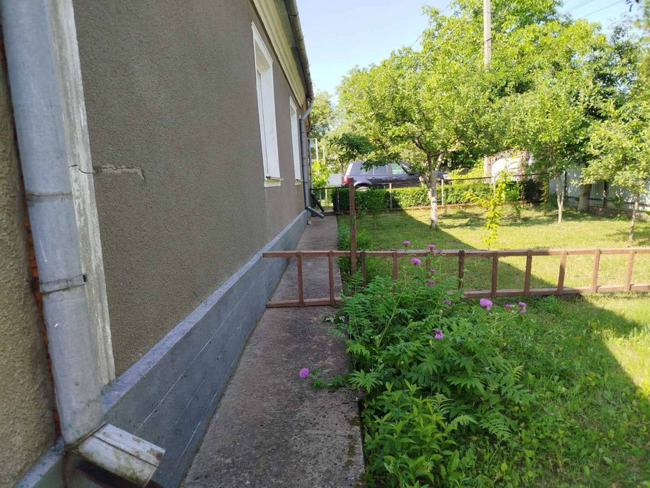 Частина будинку і земельна ділянка