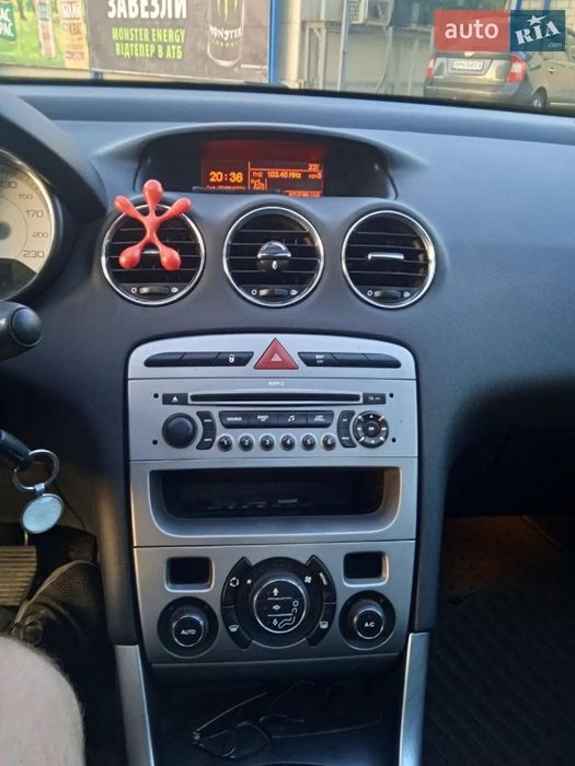 Автомобіль Пежо 308