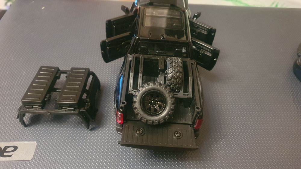 Машинки металлическая Doodge Ram модель 1:32