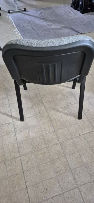 Mesa de escritório com cadeiras