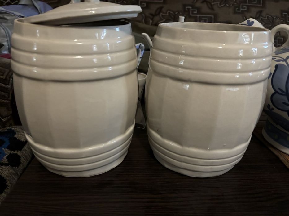 Керамические бочонки для сыпучих или солений.