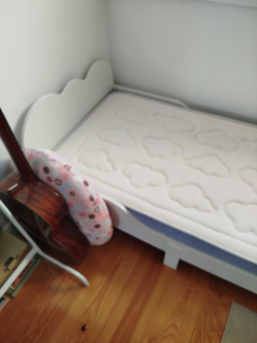 Cama nuvem de criança nova