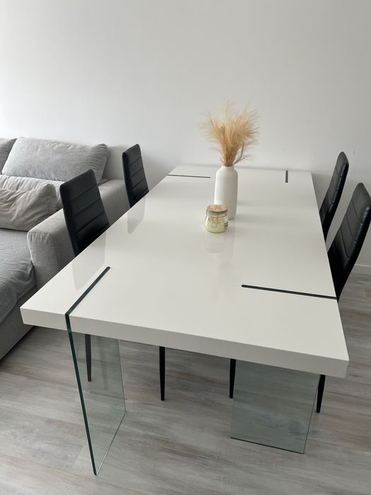 Mesa de Jantar com 4 Cadeiras – Design Moderno