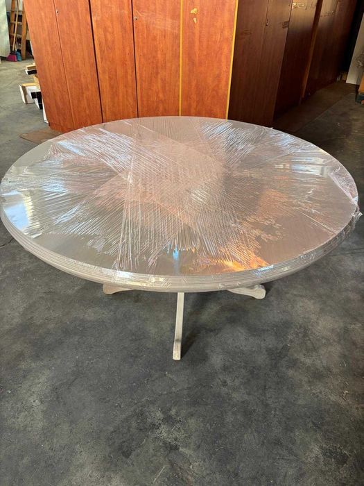 Mesa de jantar redonda e seis cadeiras