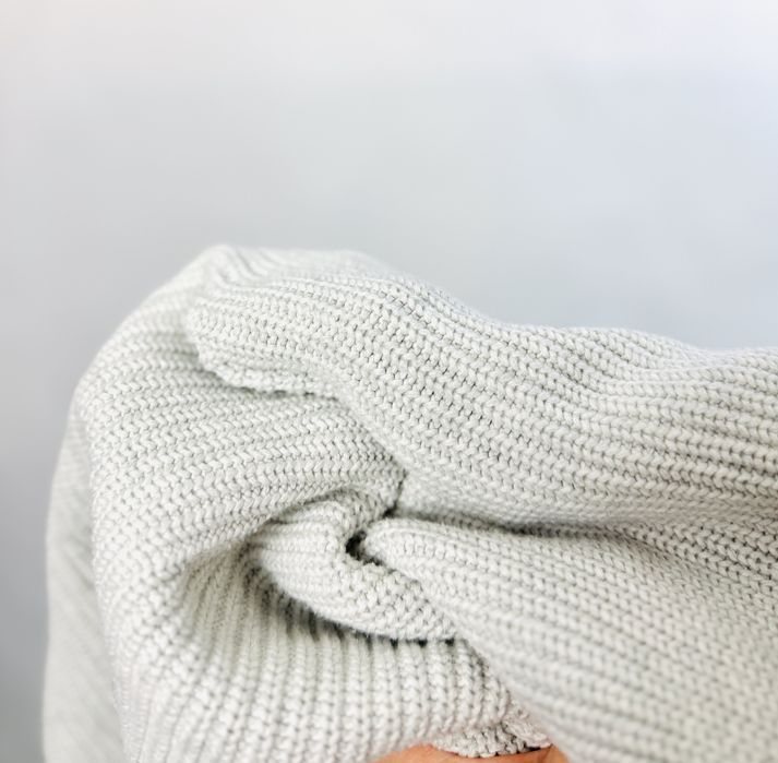 Jasnoszary sweter z falującym dołem M 38