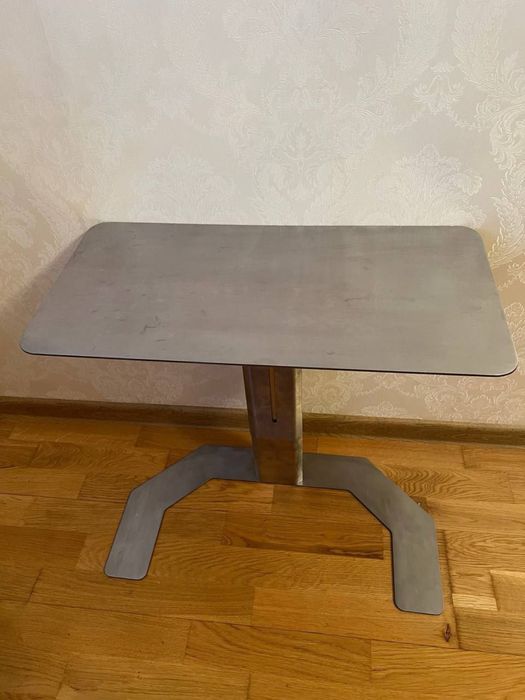 Столик для ноутбука з регулюванням висоти