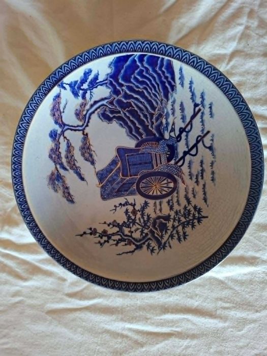 Grande Prato Porcelana Japonesa Imari – Motivo Carruagem Imperial (Gosho-guruma)