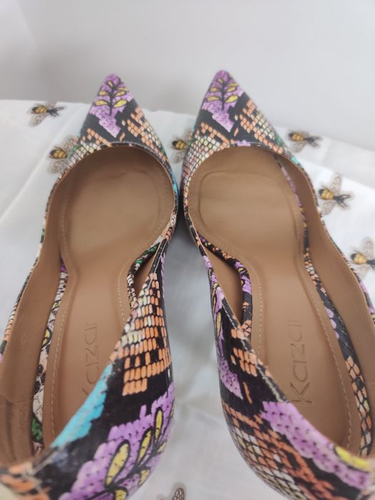 Szpilki kolorowe skórzane Kazar.