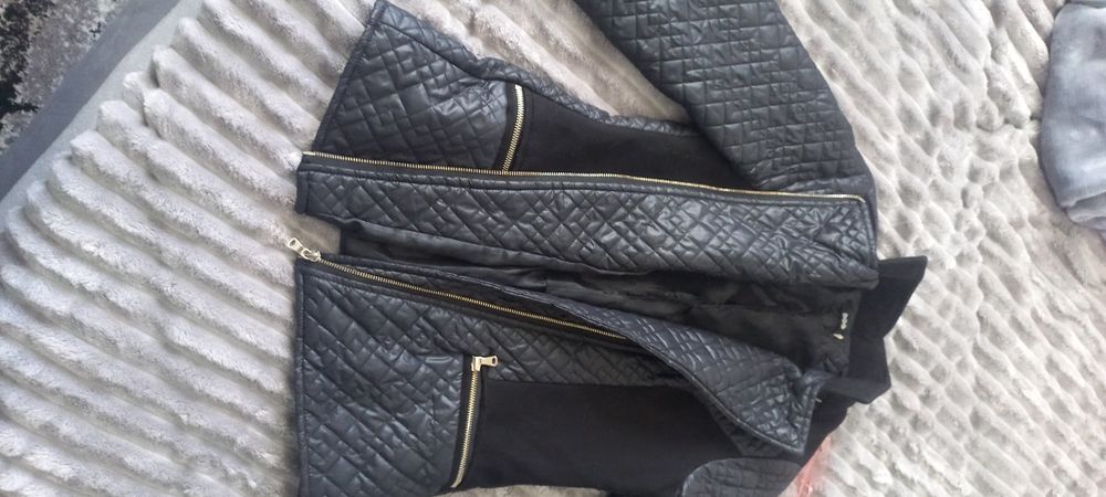 Жіноча куртка демісізонка