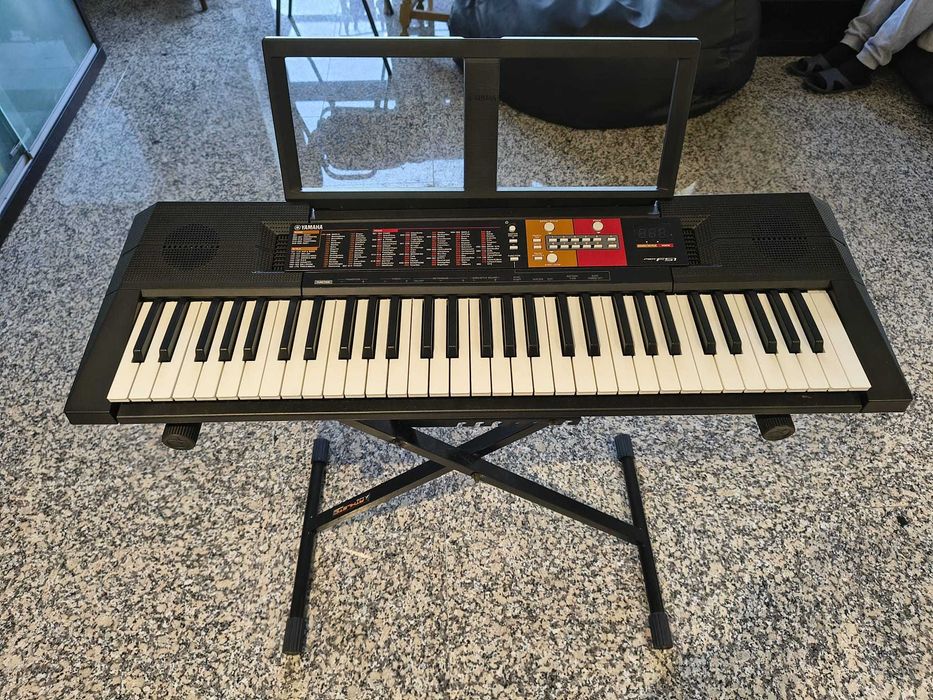 Yamaha PSR‑F51 estado novo + livro instruções + suporte + proteção contra pó