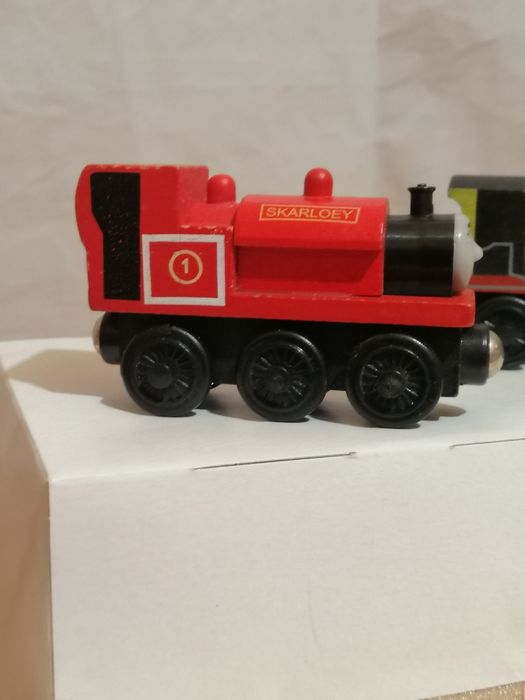 Zestaw 5 pociągów na magnes.