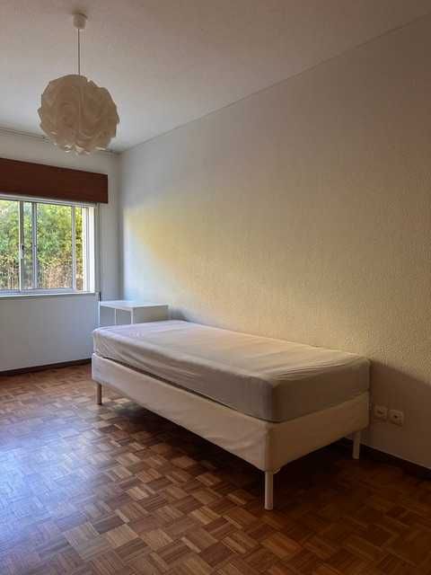 Quarto c/closet em apartamento T3, em Telheiras, Lisboa