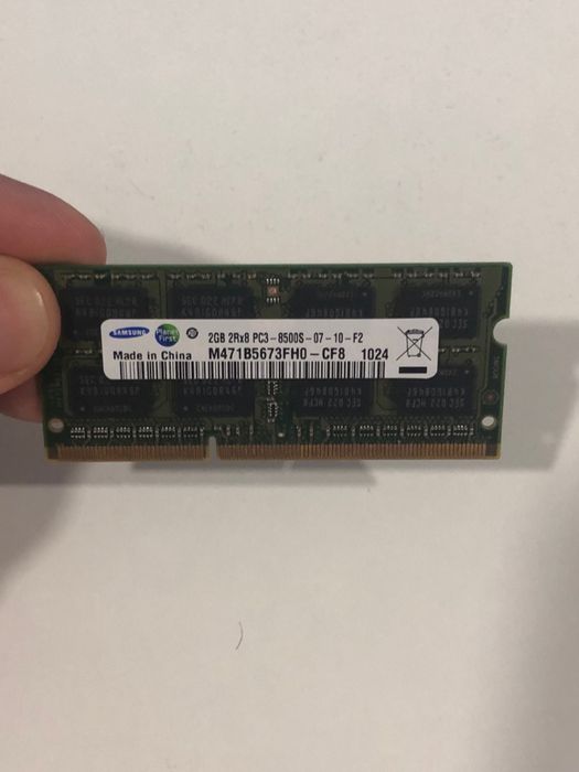 2 Memória RAM SO-DIMMs de 2 GB de DDR3 a 1066 MHz