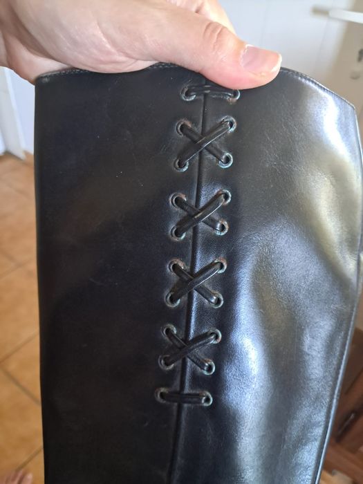 Botas  cano alto com salto. Em pele