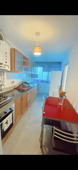 Quarto para casal ou 2 pessoa num t2 casa remodelada com 2 casas de banho ambiente bom e casa organizado