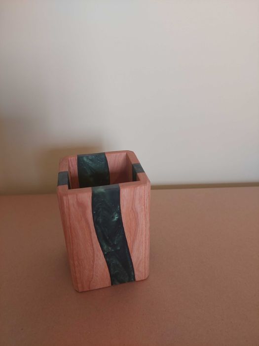 Drewniany kubek z żywicą