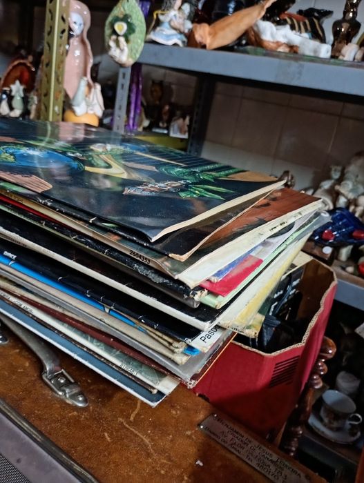 100 discos, vinil, cassetes,CD, DVDS tudo 75€