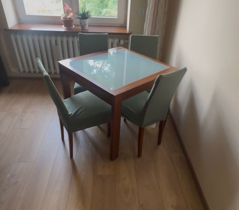 stolik z przeszkleniem + krzesla