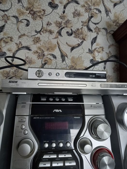 Музичний центр, тюнер, DVD караоке.