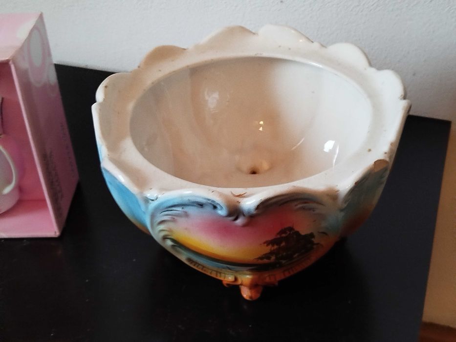 Conjunto de chávena de chá e uma taça.