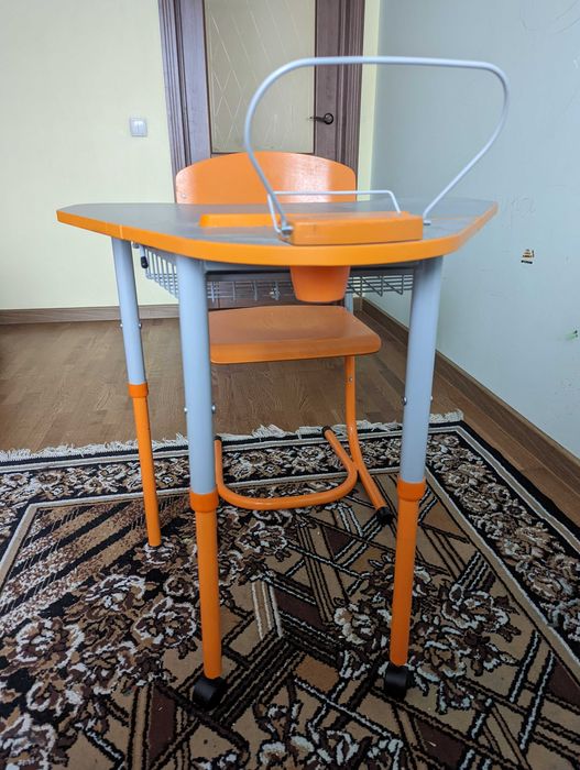 Школьная парта и стул