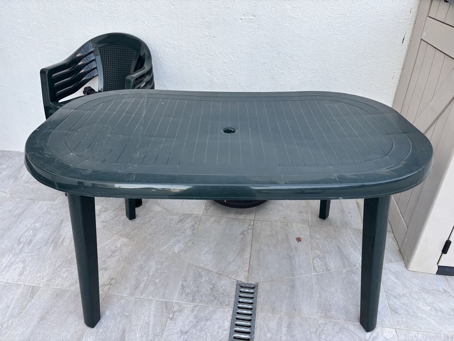 Mesa de jardim com 4 cafeitas e suporte de guarda sol