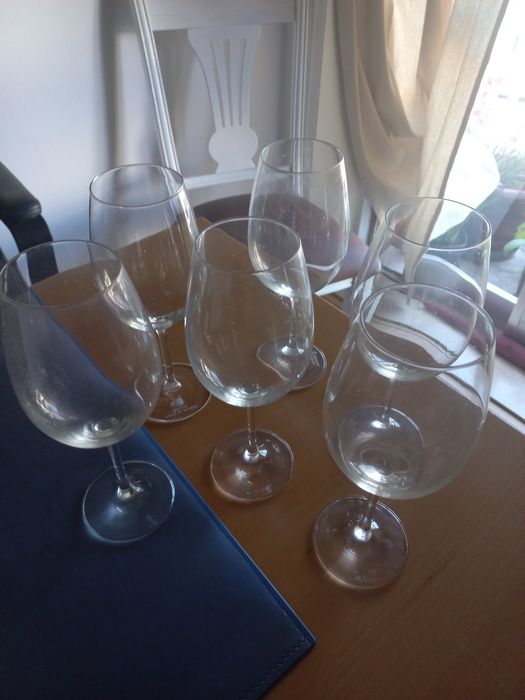 6 copos de vinho tinto, vidro fininho, novos.