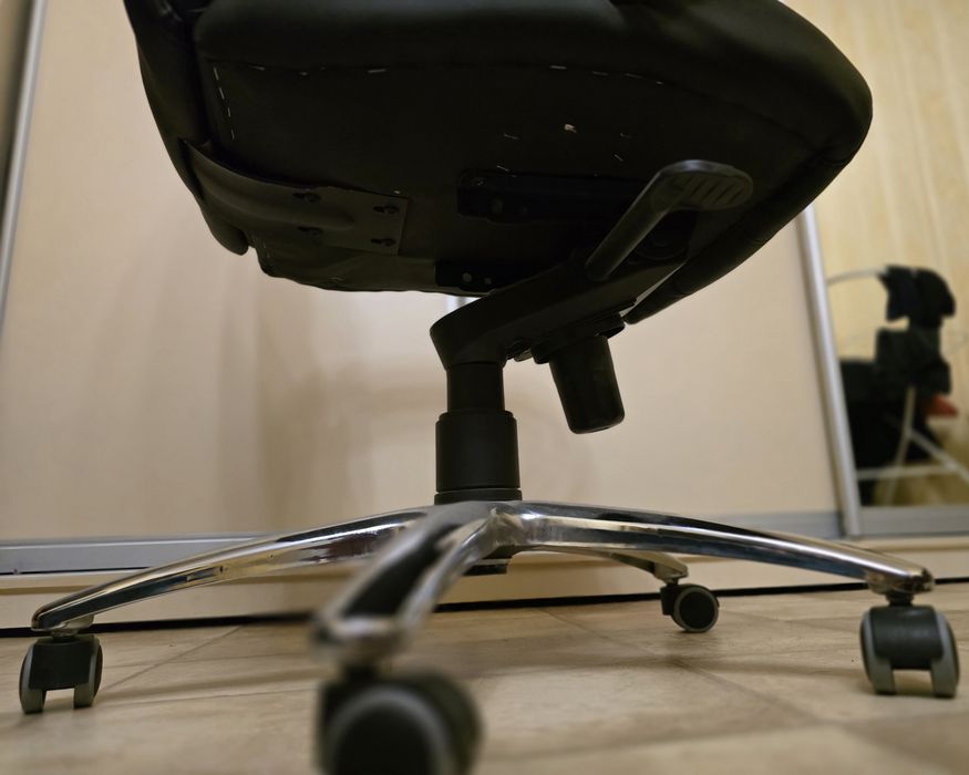 Офисное кресло руководителя