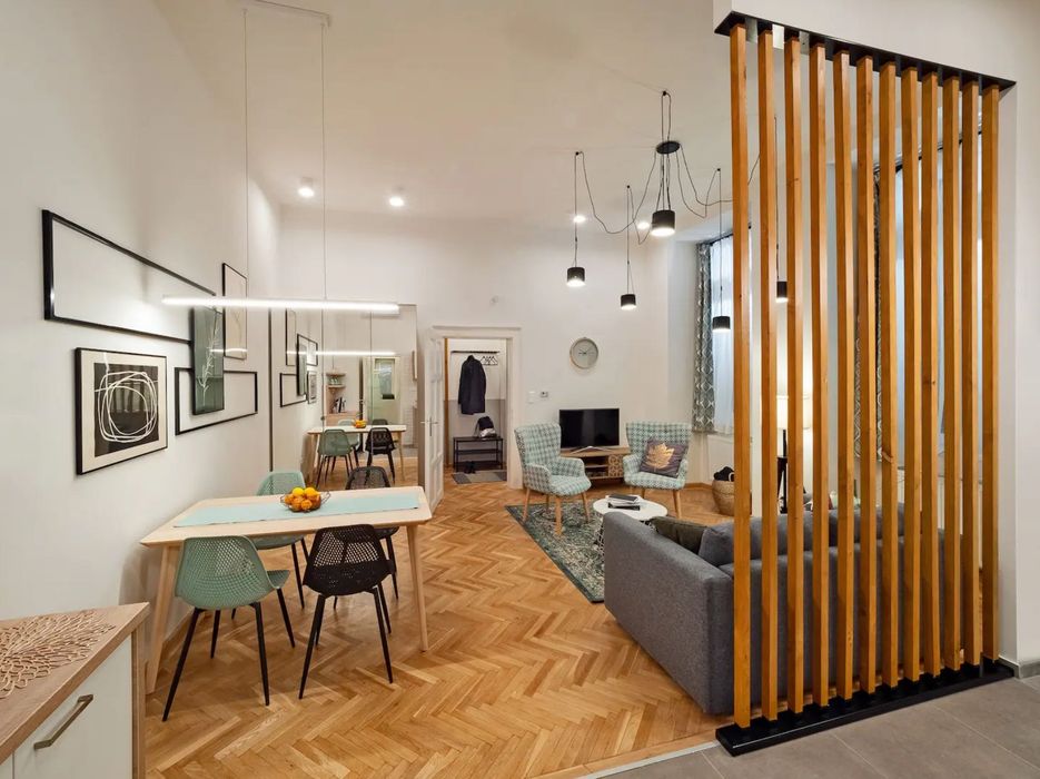 Є гаряча/холодна вода, опалення, генератор на ліфт та працює wifi