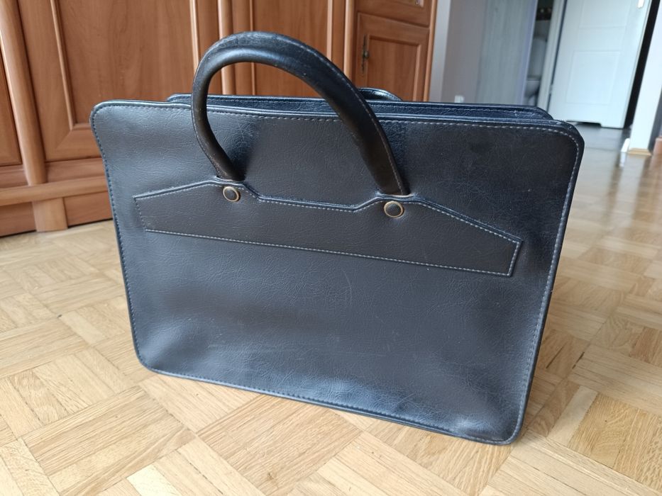 Pojemna czarna aktówka