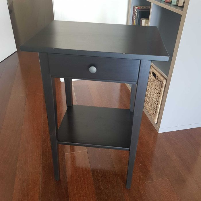 Mesinha de cabeceira/apoio preta HEMNES IKEA