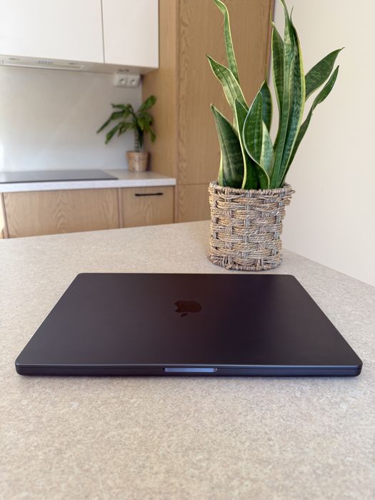 MacBook Pro 16” M4 Max 48GB ram 1 TB SSD