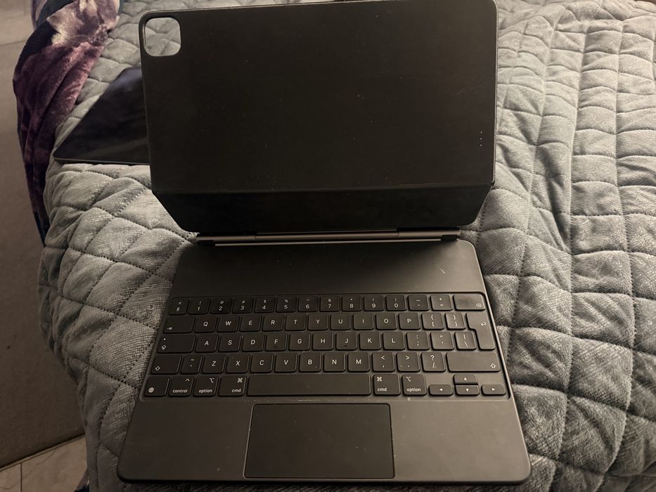 iPad Pro 12.9-inch (5th Generation) Wi-Fi + klawiatura Magic