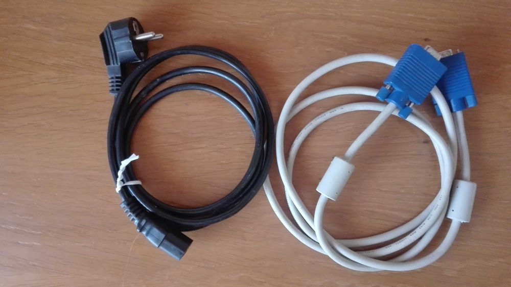 Vários cabos para televisão e computador