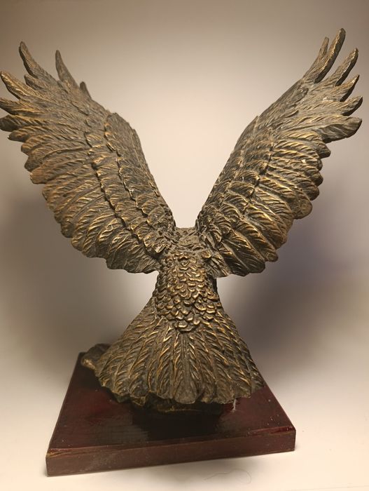 Estátua de águia