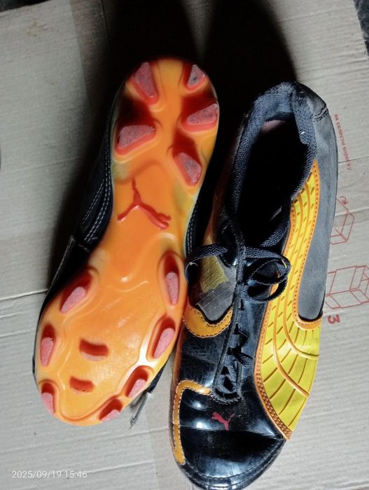 Різне взуття для хлопчиків