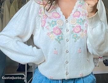 Casaco algodão bordado com flores rosa e azul e botões de pérola