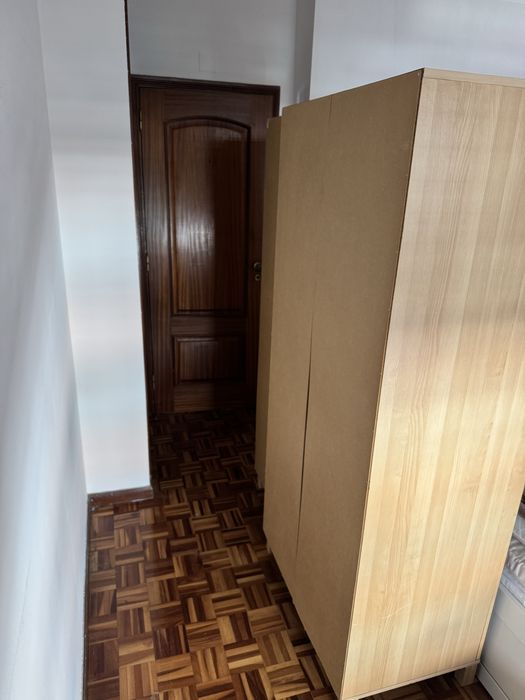 Armários castanho claro com vitrine em plástico