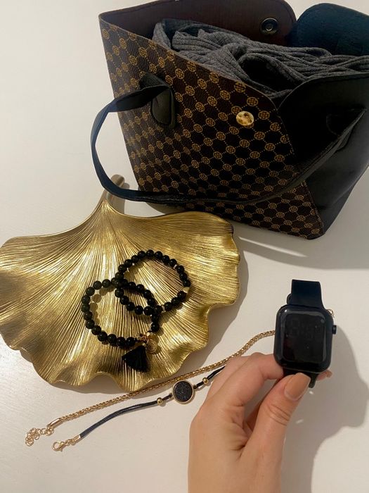 Conjunto Relógio +  2 Pulseira + 2 Colares por  18€. Oferta da mala