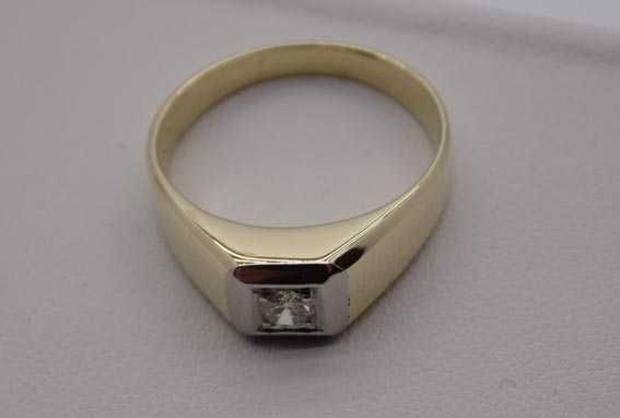Złoty dwukolorowy sygnet z diamentem brylant 0,15 ct.