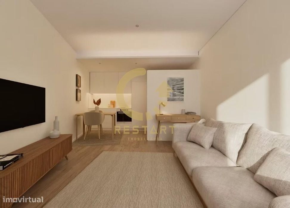 Studio T0 com varanda e lugar de garagem em Costa Cabral