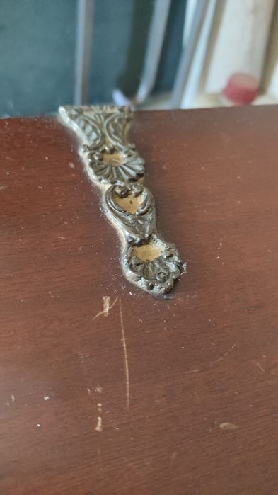 Baú com pegas em metal