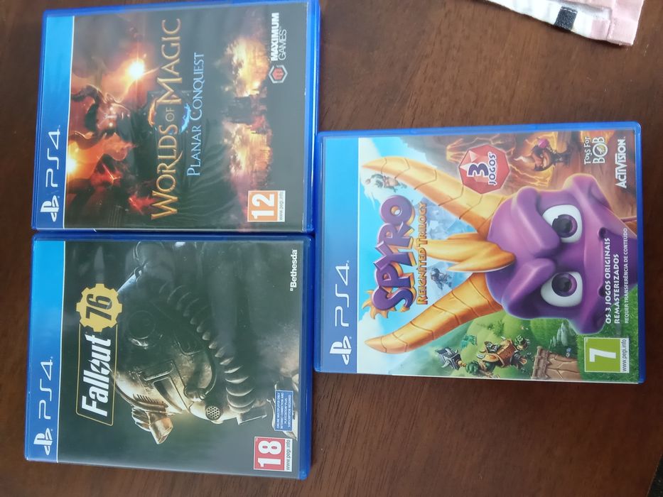 PS4 com comando e três jogos