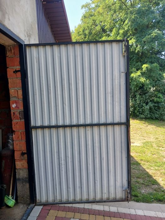 Ворота гаражные  в хорошем состоянии