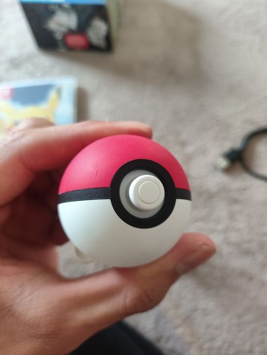 pokémon let's go pikachu + poké ball plus jogo físico + acessório controle