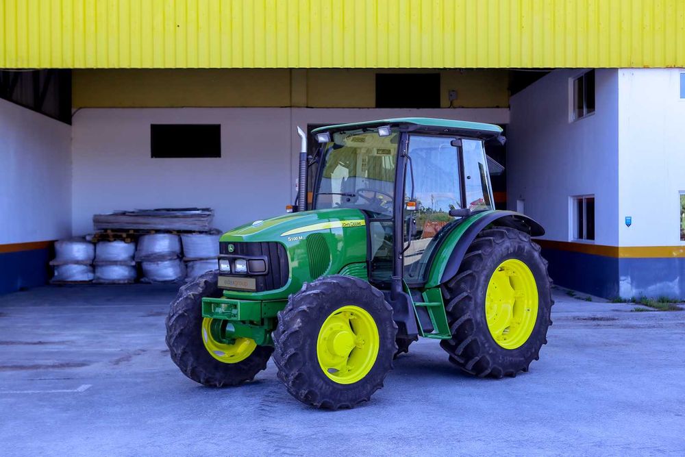 TRATOR COM ATRELADO E PEDAIS JONH DEERE Horta (Matriz) • OLX Portugal