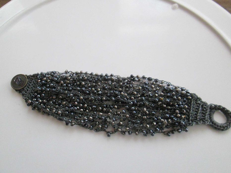 Pulseira de contas pequeninas em tons cinza