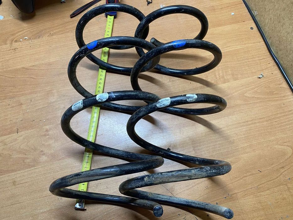 Передні пружини підвіски Тойота Авенсіс т25 дизель 2.2 d-cat універсал