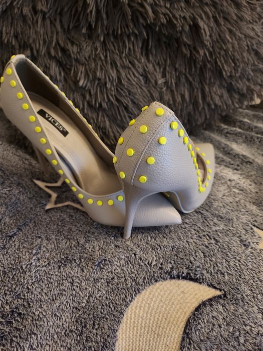 Szpilki z neonowymi dodatkami