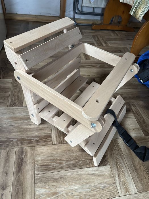 Porządna drewniana huśtawka z oparciem i zabezpieczeniem